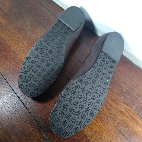 LILY PULITZER Brown Leather Flats with Gold Toned Lions Head - Picture 4 of 5